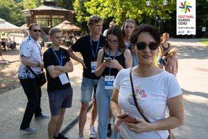 Anna Hetman i radni Młodzieżowej Rady Miasta oglądają przejazdy bryczek.