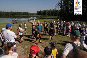 Osoby na zbiórce przed spływem kajakowym.