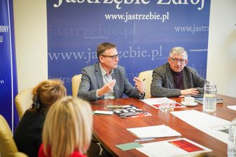 Prezydent i wiceprezydent siedzą przy stole i aktywnie opowiadają