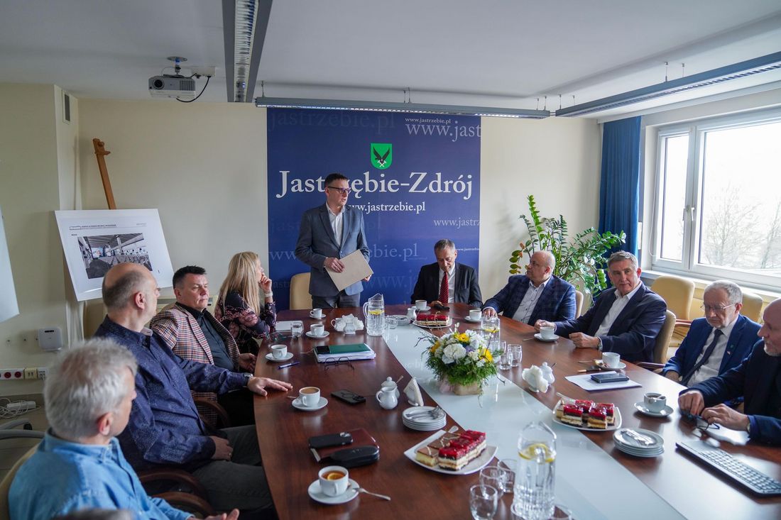 Uczestnicy posiedzenia Jastrzębskiej Rady Biznesu siedzą przy stole ujęcie na całą salę