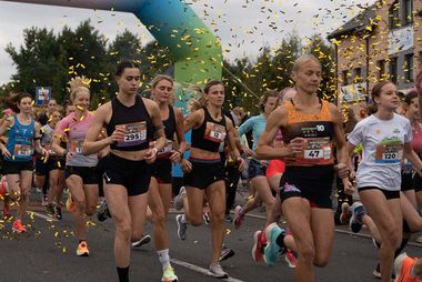 Zdjęcie przedstawia zawodniczki na starcie biegu. 