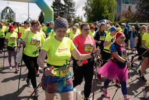 Uczestniczki VI Marszu Nordic Walking przekraczają linie startu.