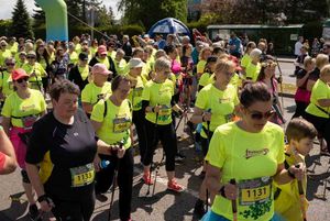 Uczestniczki VI Marszu Nordic Walking przekraczają linie startu.