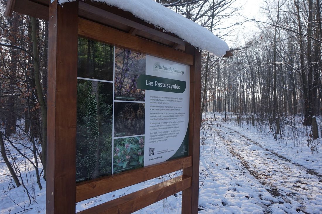 Tablica, prezentująca atrakcje na szlaku przyrodniczym