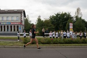 Zdjęcie przedstawia biegnących zawodników biegu głównego.