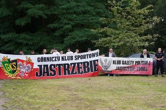 Baner GKS Jastrzębie, obok baner Klub Gazety Polskiej Jastrzebie-Zdrój
