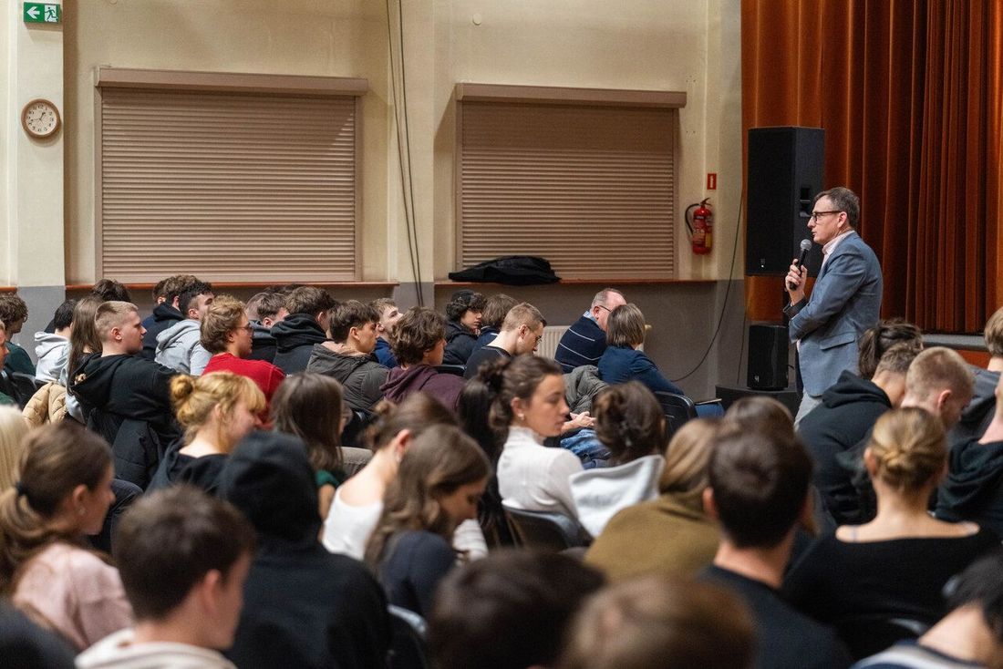 Prezydent Michał Urgoł stoi w auli pełnej maturzystów