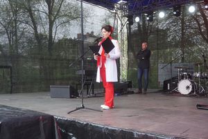 Zdjęcie przedstawia przemówienie prezydent w Dniu Flagi.