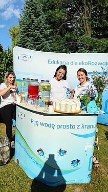 Dwie kobiety za kontuarem z Wodociągów.