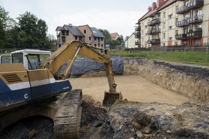 Plac budowy: na pierwszym planie koparka