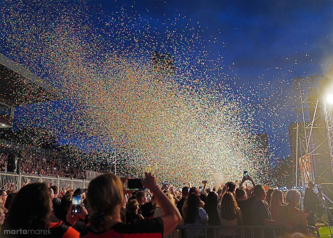 tłumy na dniach miasta w powietrzu konfetti