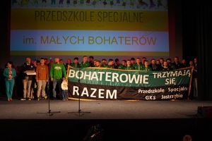 Zdjęcie przedstawia obchody jubileuszu 70-lecia Przedszkola Specjalnego Małych Bohaterów.