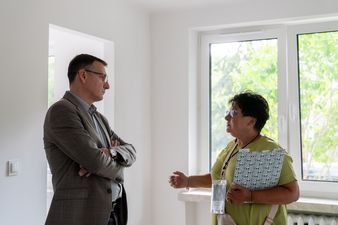 prezydent Michał Urgoł rozmawia się przedstawicielką MZN