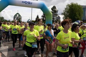 Uczestniczki VIII Jastrzębskiego Biegu Kobiet przekraczają linię startu.