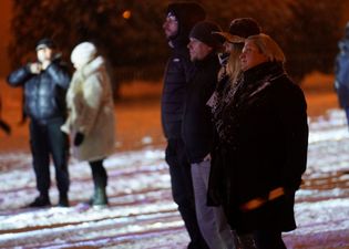 Grupa dorosłych patrząca na scenę