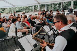 Biesiada z orkiestrą.