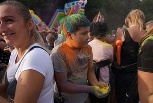 eksplozja kolorów, tłum ludzi pokrytych kolorowymi proszkami