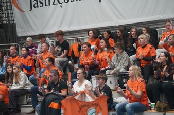 Publiczność podczas dopingu, w tym osoby bijące w bębny i klaszczący