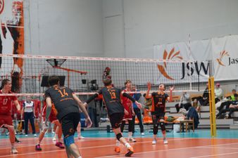 Rozgrywający Pilarz przed rozegraniem ze strefy 2