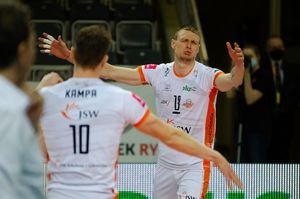 Gladyr cieszy się po zablokowaniu rywala.