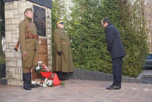 Złożenie kwiatów przed pomnikiem "na górce"