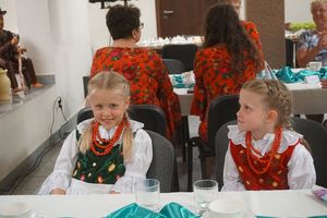 Dwie dziewczynki w strojach ludowych