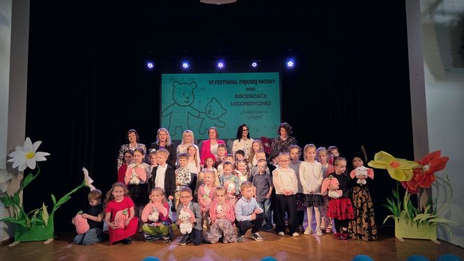 Grupowe zdjęcie na scenie