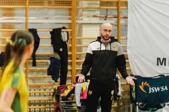 Trener JKS-u gestykulujący do jednej z zawodniczek