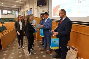 Zdjęcie przedstawia uroczystość podsumowania XIV edycji Jastrzębskiego Tygodnia Kariery