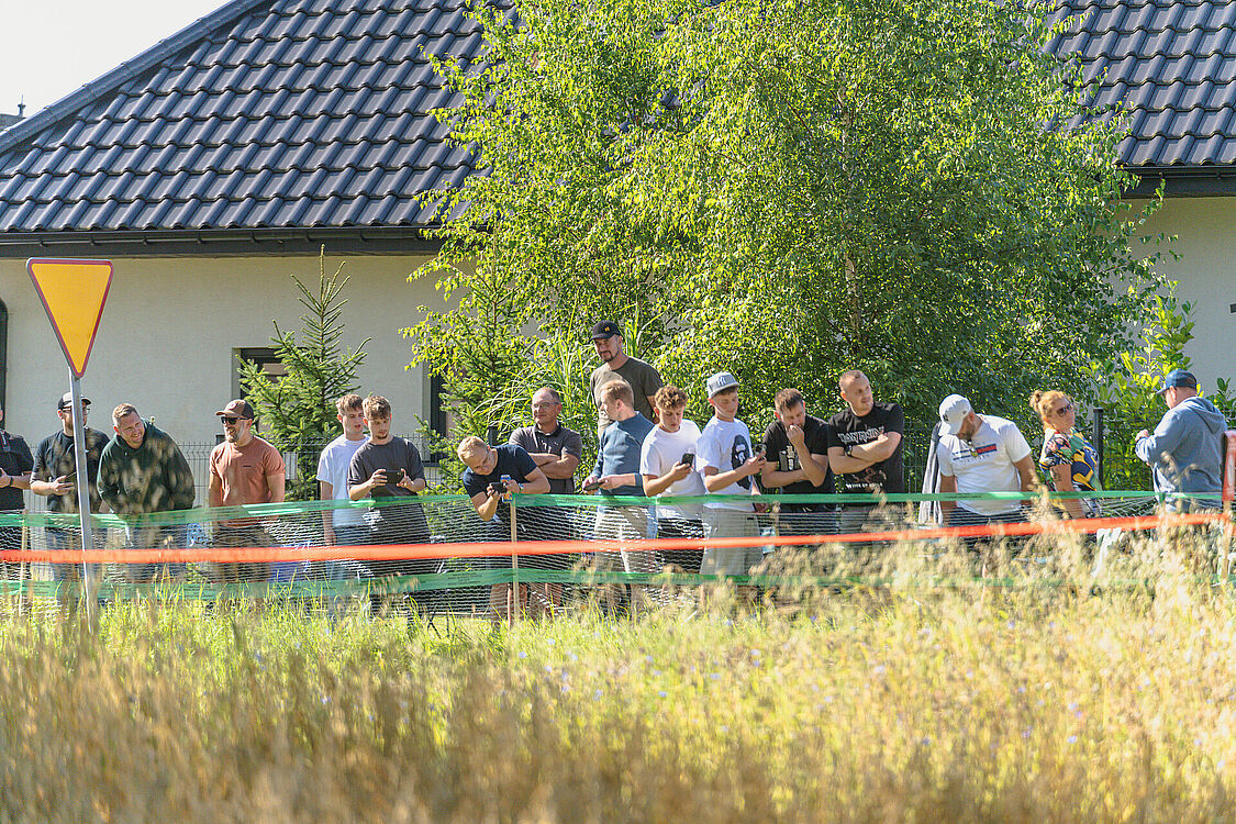 zgromadzeni kibice dopingują 