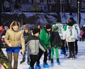 Dzieci jadący na łyżwach