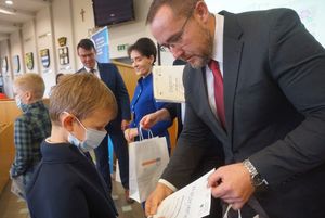 Prezydent Anna Hetman wręcza nagrody