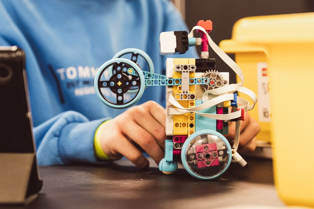 Dziecko budujące z klocków