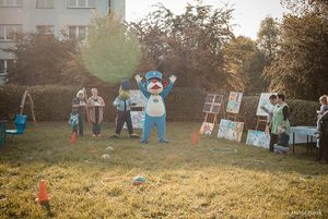 Sznupek - maskotka policji i Smokuś - maskotka Straży Miejskiej biorą udział w zawodach z torem przeszkód.