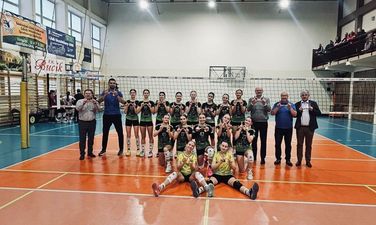 Drużynowe zdjęcie drużyny młodzików oraz zaproszonych gości 