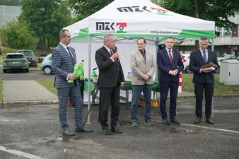 dyrektor mzk rafał stelmaczonek, pierwszy zastępca grzegorz dulemba, przewodniczący rady miasta piotr szereda, prezydent miasta michał urgoł i prezes MKA Stanisław Słowiński przemawiają