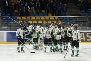 Radość hokeistów po wygranym meczu.