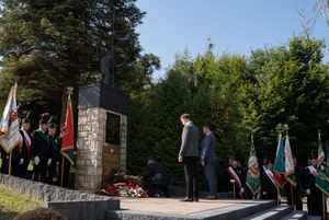 Delegacje składają kwiaty pod pomnikiem Solidarności.