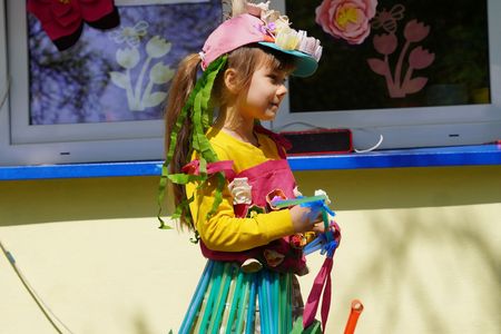 Dziewczynka w kolorowym stroju z materiałow z recyklingu