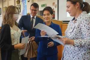 Prezydent Anna Hetman wręcza nagrody