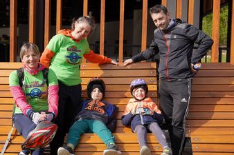 Rodzina pozująca do zdjęcia przy leżakach 