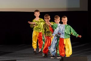 dzieci przebrane za kwiaty na scenie