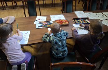 Dzieci rysujące po kolorowankach