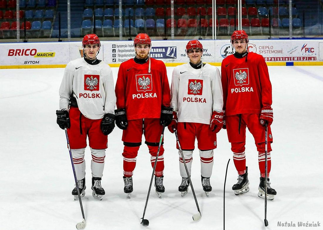 Reprezentani JKH GKS Jastrzębie powołani do Kadry Narodowej pozujący do zdjęcia w biało czerwonych barwach