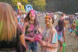 Nastolatki podczas zabawy kolorami holi 