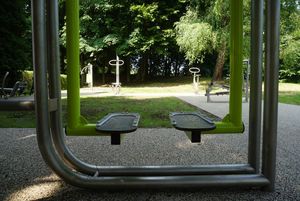 Urządzenie do ćwiczeń na siłowni w Bziu