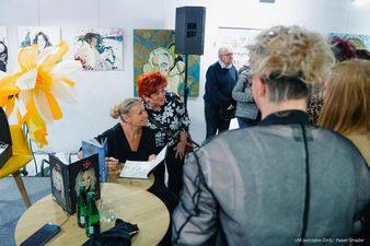 Sonia pozuje z fanką do zdjęcia 