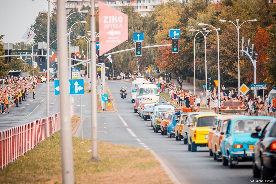 Zdjecie przedstawia rząd jadących starych samochód ulicami Jastrzębia. 