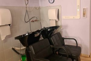 Zdjęcie przedstawia pracownię - widać fotele z dostawkami do mycia głowy.