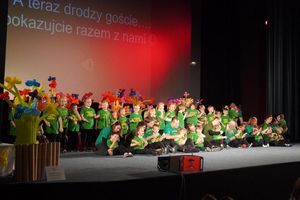 Zdjęcie przedstawia obchody jubileuszu 70-lecia Przedszkola Specjalnego Małych Bohaterów.